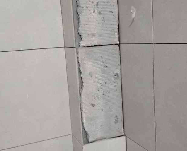 启东瓷砖空鼓维修公司分享下瓷砖施工前基层浇水润湿程度不足，可能导致以下问题